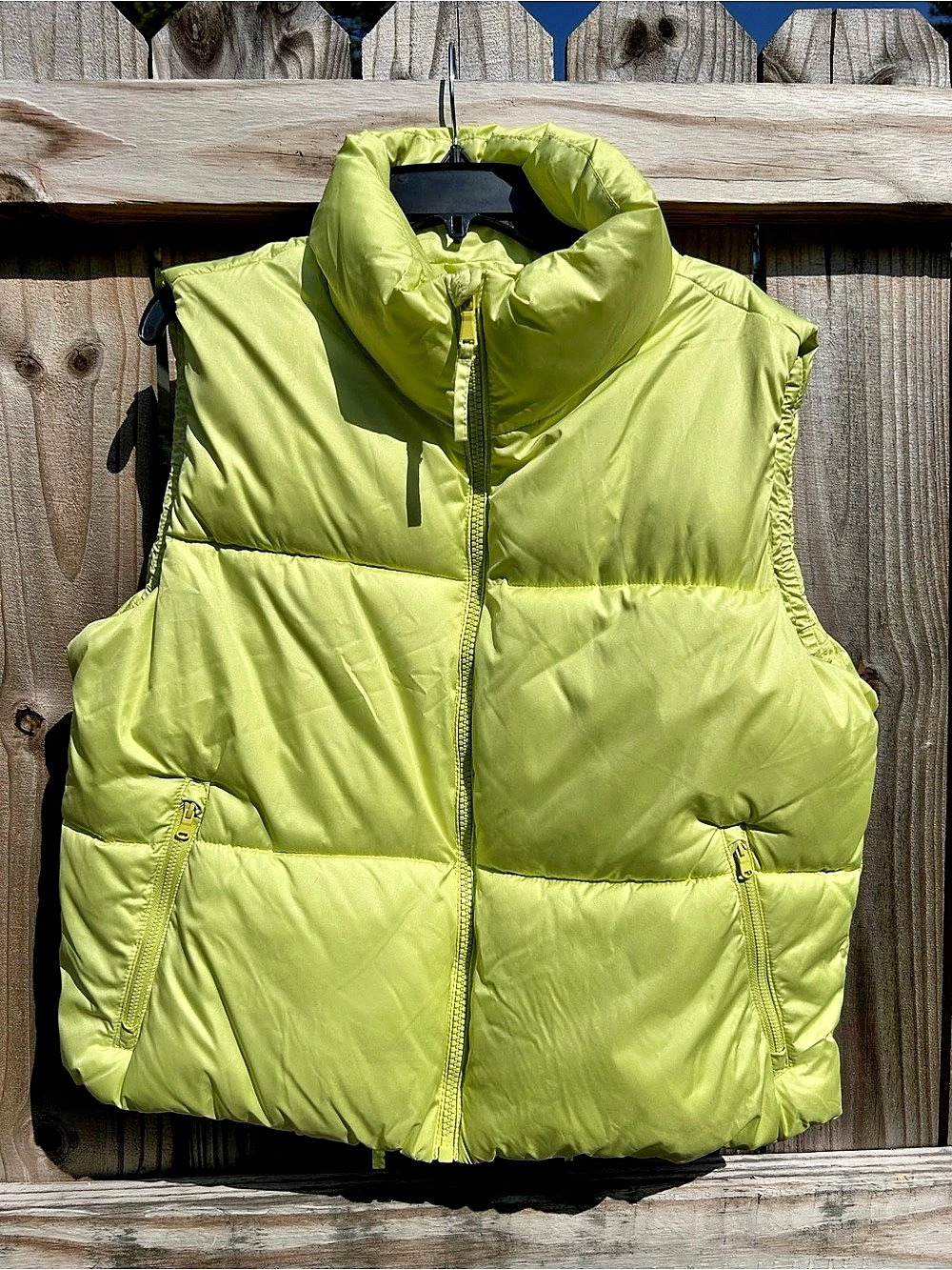 Old Navy Puffer Vest in Green Size Medium Like New